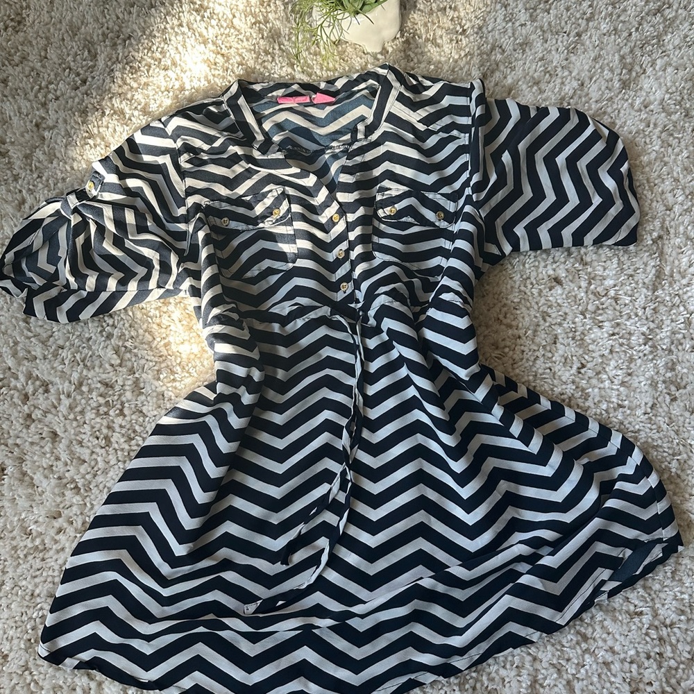 Black & white zebra striped adorable fall tie up dress like blouse. Size…